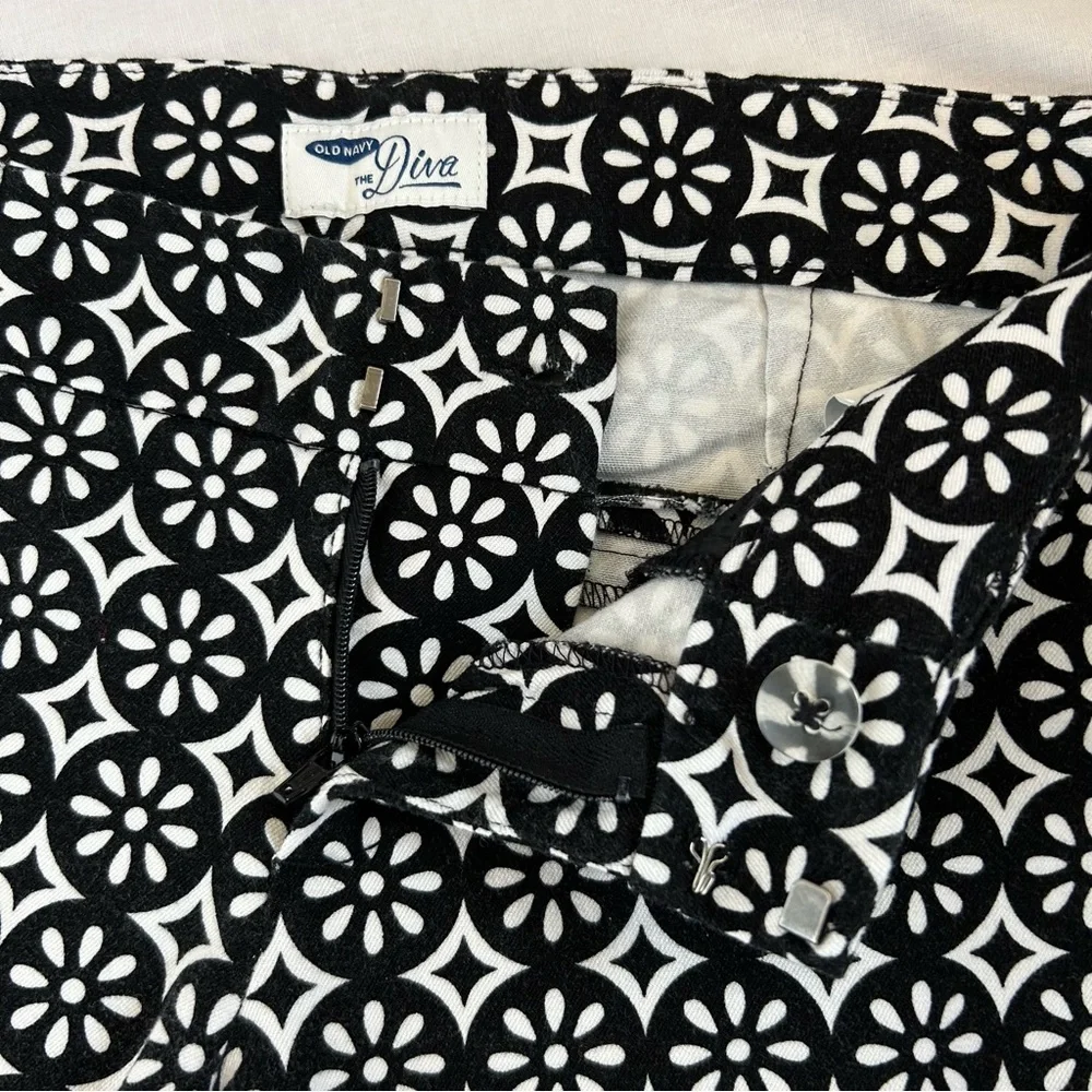 Old Navy Diva Stretch Floral Black & White Pants Ankle Cropped Size 4